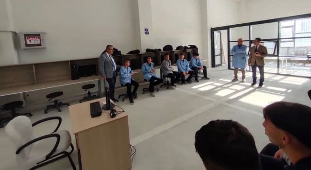 Meslek lisesinde uygulamalı eğitimi yerinde inceledi