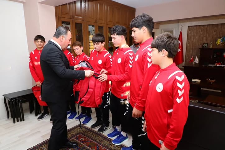 Müdür Yıldız, başarılı güreşçileri ağırladı