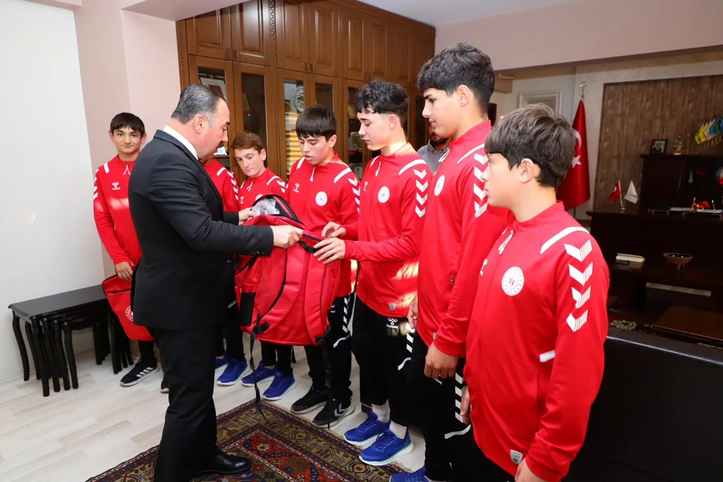 Müdür Yıldız, başarılı güreşçileri ağırladı