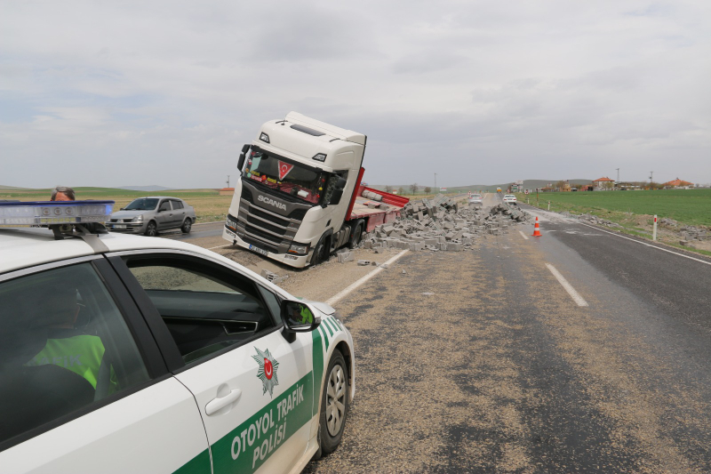 Devrilen TIR’dan burnu bile kanamadan çıktı