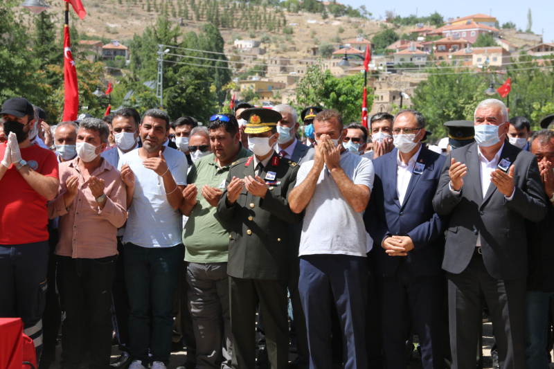 ŞEHİDİN KIZ KARDEŞİ “BEN AĞABEYİMSİZ NE YAPARIM?”