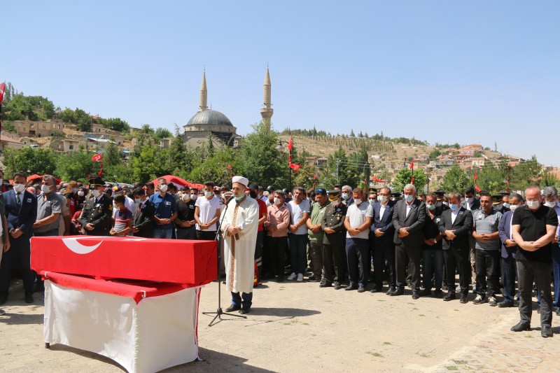 ŞEHİDİN KIZ KARDEŞİ “BEN AĞABEYİMSİZ NE YAPARIM?”