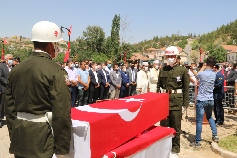 ŞEHİDİN KIZ KARDEŞİ “BEN AĞABEYİMSİZ NE YAPARIM?”