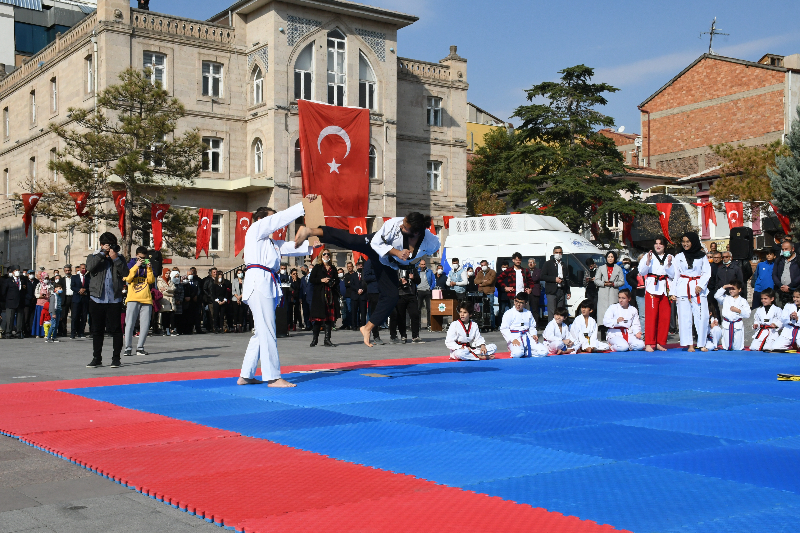 CUMHURİYET COŞKUSU MEYDANA SIĞMADI!