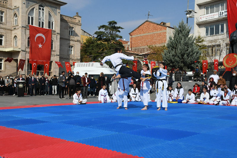 CUMHURİYET COŞKUSU MEYDANA SIĞMADI!