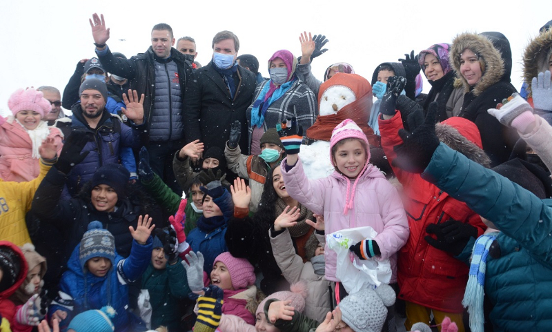 ÇOCUKLARIN POŞETLİ KAR EĞLENCESİNE VALİDEN TATLI SÜPRİZ