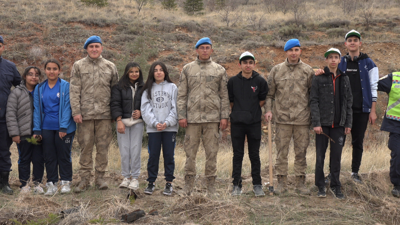 Depremzelerin Anısına 1500 Fidan Dikip Hatıra Ormanı Yaptılar