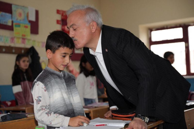 Vali Kumbuzoğlu Köy Köy Gezip Vatandaşlara Kulak Verdi