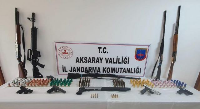 Jandarmanın operasyon yaptığı ev adeta cephanelik çıktı