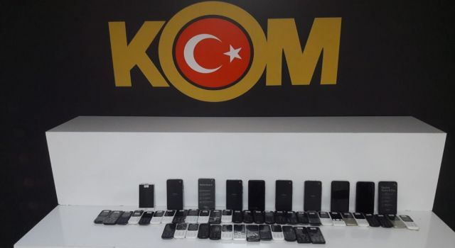 Gümrük Kaçağı 54 Cep Telefonu Ele Geçirildi