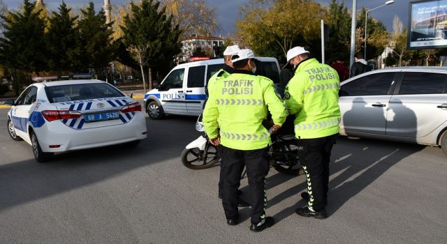 Sokağa Çıkma Kısıtlamasında Motosiklet İle Gezen Genç Polise Yakalandı