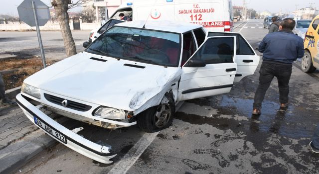 Tali Yoldan Ana Yola Çıkan Otomobile Çarptı