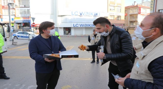 Vali Aydoğdu Emniyet Mensuplarına Börek İkram Etti