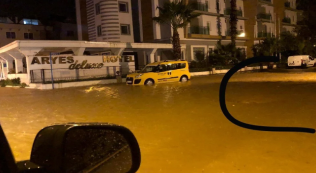 Evleri Su Bastı, Yollar Kapandı