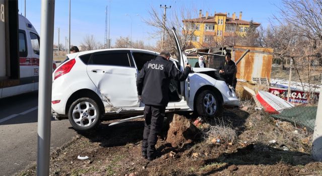 kavşakta kontrolü kaybetti oğluyla birlikte yaralandı