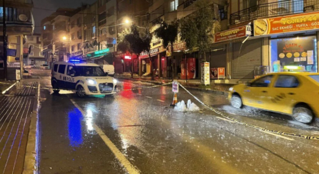 Sağanak Yağış Etkili Oldu Ev Ve İş Yerlerini Su Bastı