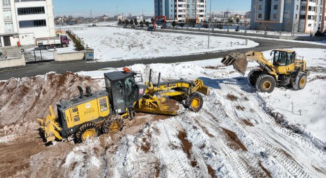 Aksaray Özel İdaresi Ekipleri Deprem Bölgesinde Enkaz Kaldırma Çalışmalarına Başladı