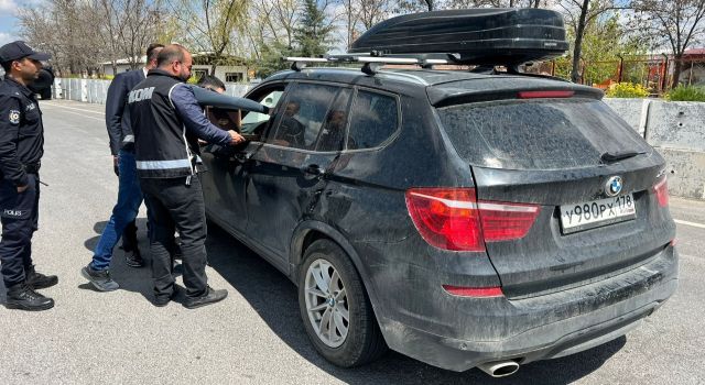 Polis, Sürücülere Şeker İkram Edip Trafik Kurallarını Hatırlattı