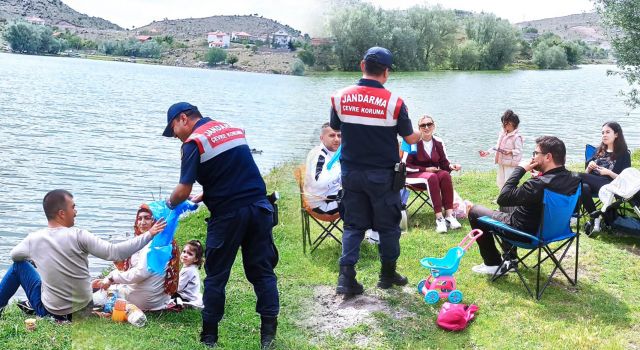 Jandarma Farkındalık İçin Vatandaşa Çöp Poşeti Dağıttı