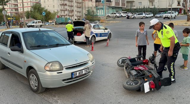 Elektrikli Motosikletle Otomobil Çarpıştı: 1 Yaralı