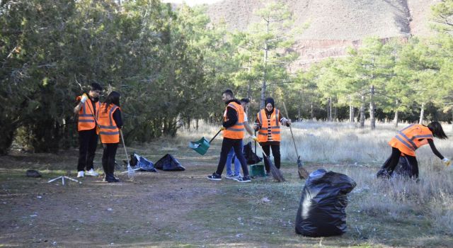 ASÜ'lü Öğrenciler Gönüllü Temizlik Çalışması Yaptı