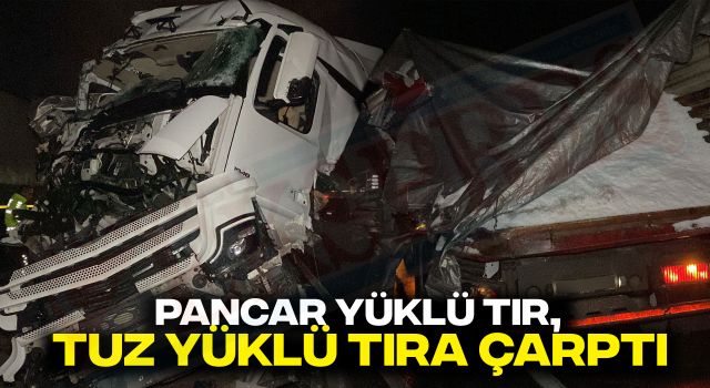 Pancar Yüklü Tır, Tuz Yüklü Tıra Çarptı