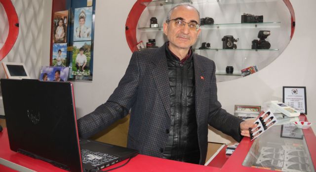 Fotoğrafçılar, Vesikalık Çekerek Günü Kurtarıyor