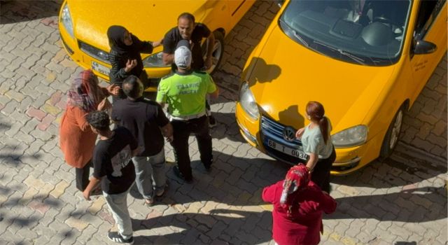 Cadde Üzerinde Birbirlerine Girdiler! Küfürler Havada Uçuştu