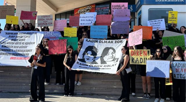 ASÜ’LÜLER KADIN CİNAYETLERİNE KARŞI TOPLANDI: “NARİN VE SILA BEBEK DE Mİ AÇIK GİYİNMİŞTİ?”