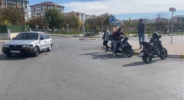 Otomobil İle Çarpışan Motosikletli Ucuz Kurtuldu