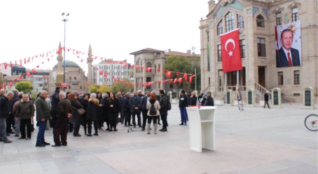 "TÖREN FOTOĞRAFLARINDA ATATÜRK PORTRESİ YER ALMAMIŞTIR, BU DURUM VATANDAŞIN DA TEPKİSİNİ ÇEKMİŞTİR”