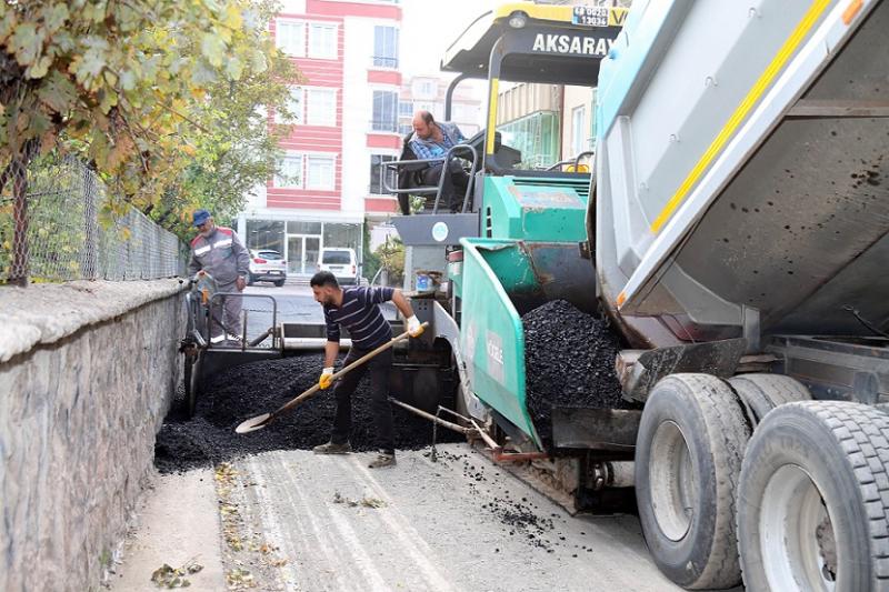 Alt Yapısı Biten Yollara Sıcak Asfalt Seriliyor