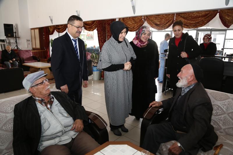 Işıl Mantı Yaşlılarla Yakından İlgilendi