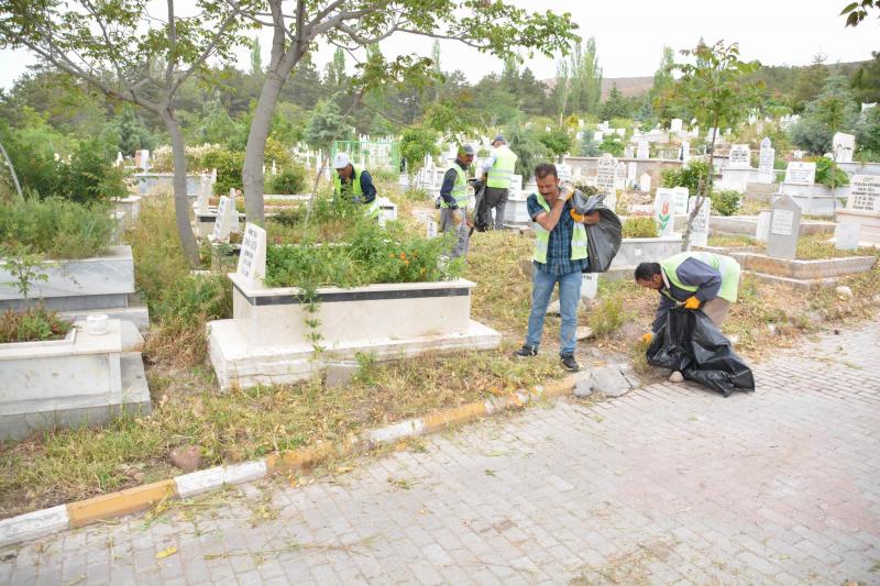 Mezarlıklarda Bayram Temizliği Başladı