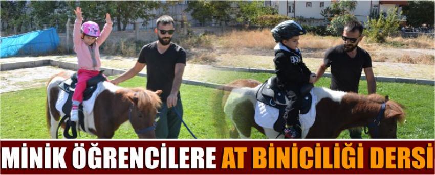 Minik Öğrencilere At Biniciliği Dersi