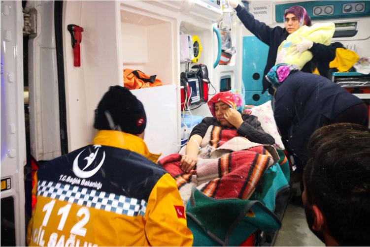 Kar Paletli Ambulansta Doğum Yaptı