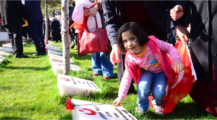 Şehitler Mezarı Başında Anıldı