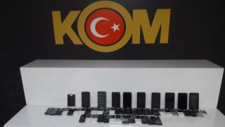 Gümrük Kaçağı 54 Cep Telefonu Ele Geçirildi