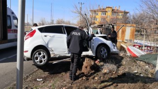 kavşakta kontrolü kaybetti oğluyla birlikte yaralandı