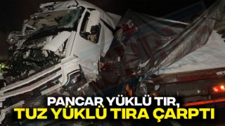 Pancar Yüklü Tır, Tuz Yüklü Tıra Çarptı