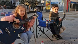 Yeni Yılın İlk Gününde İkizler, Aksaraylılara Müzik Ziyafeti Verdi