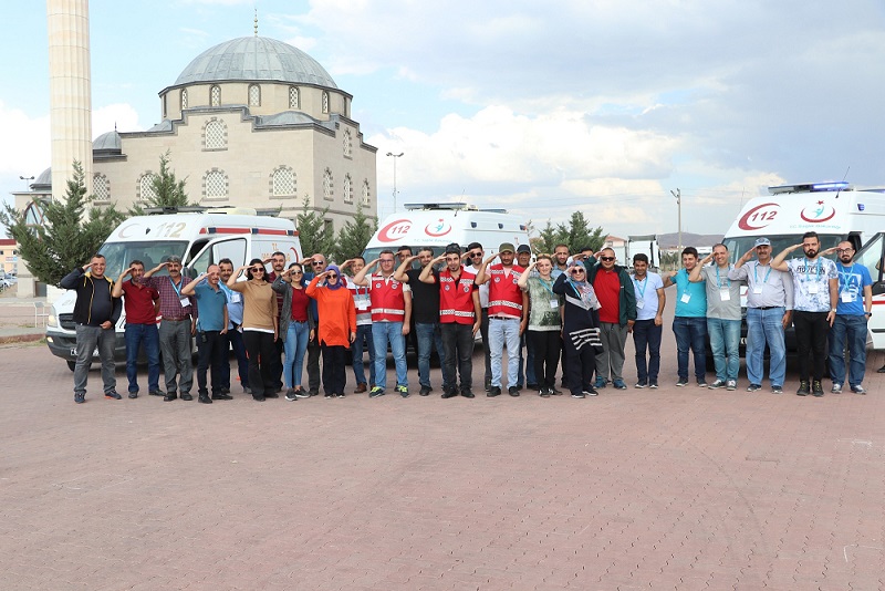 Ambulans Sürücüleri Parkurun Tozunu Attırdı