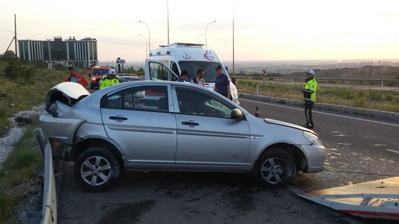 Karşı Şeride Geçen Otomobil Tur Minibüsü İle Çarpıştı