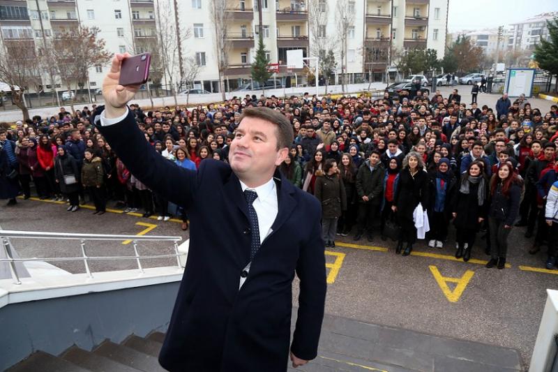 Başkan Dinçer, Bayrak Töreninde Öğrencilerle Buluştu