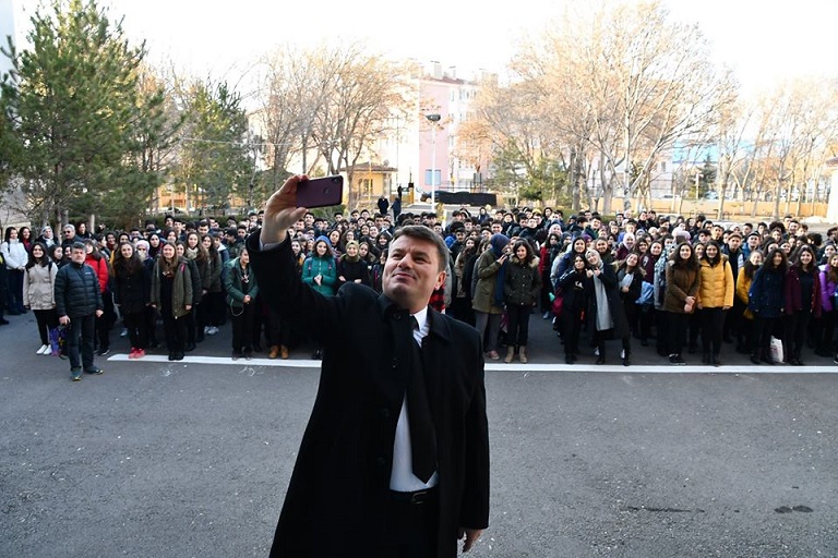 Bayrak Töreninde Öğrencilerle Buluştu