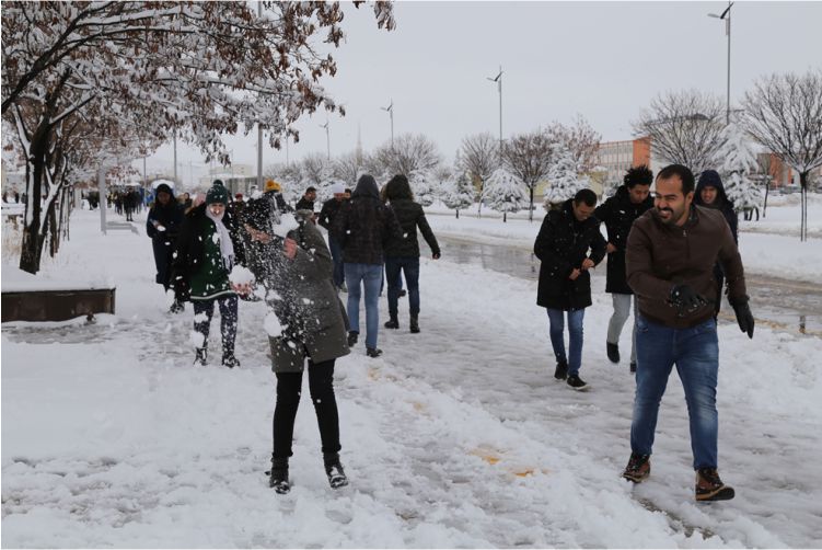 Beyaza Bürünen Kampüste Renkli Görüntüler