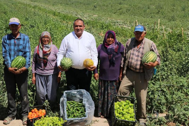 Çorak Toprak’ta Organik Kavun Karpuz Yetiştirdiler