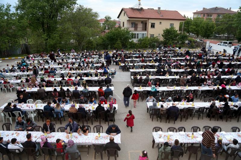 İlk İftarda 2 Bin Kişiye İftar Yemeği Verildi