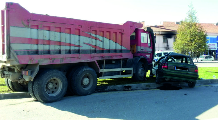 Kamyon İle Otomobil Çarpıştı: 1’i Ağır 5 Yaralı