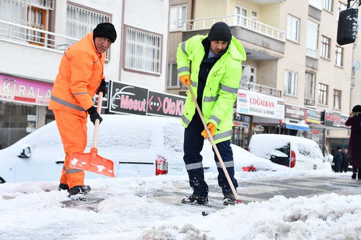 Kar Yağışının Başlaması İle Birlikte Belediye Ekipleri Harekete Geçti